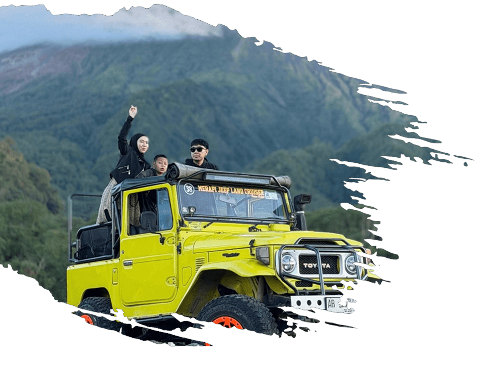 Wisatawan menikmati destinasi populer